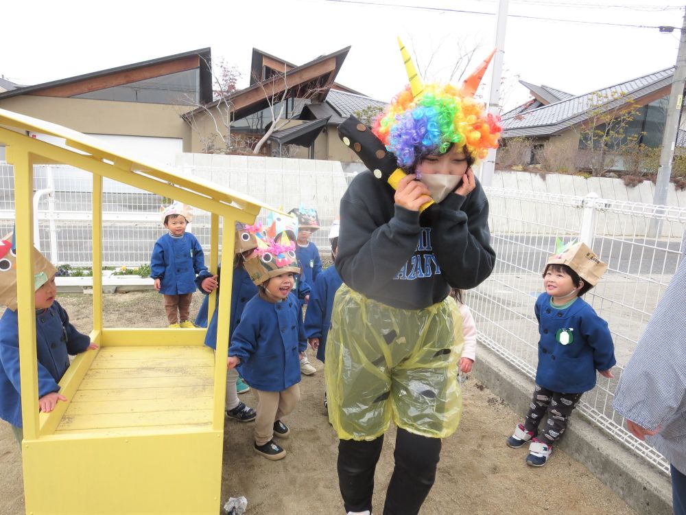 「うわ～～やられた～痛いよ～～」と鬼さん
勝者：クマ組のみんな☆
