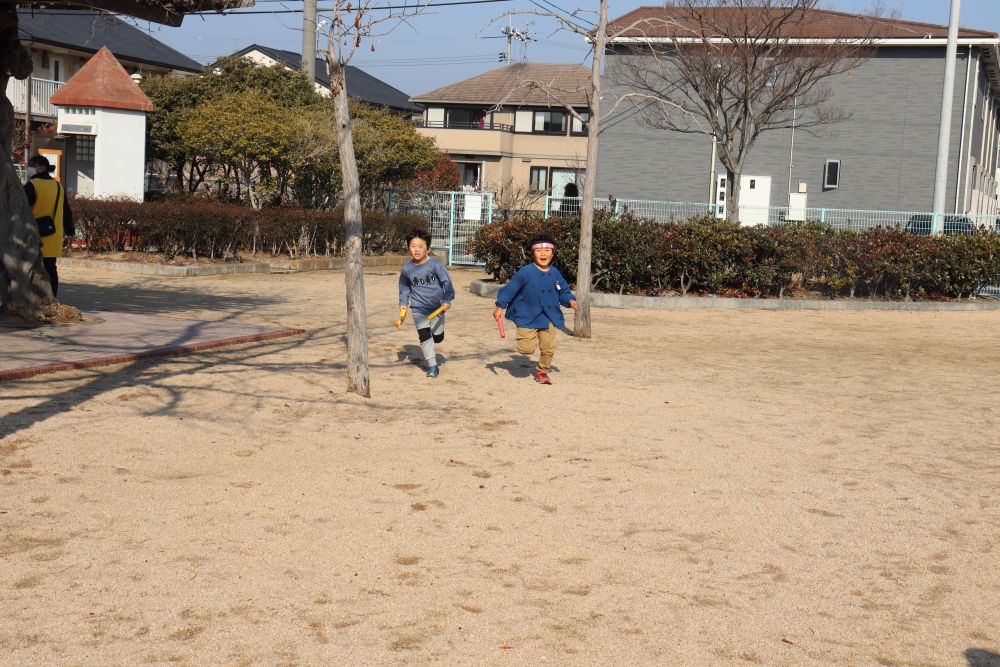 いい天気なので高西公園に遊びに行きました
マラソン大会に向けてのリレー勝負
みんな良い顔です