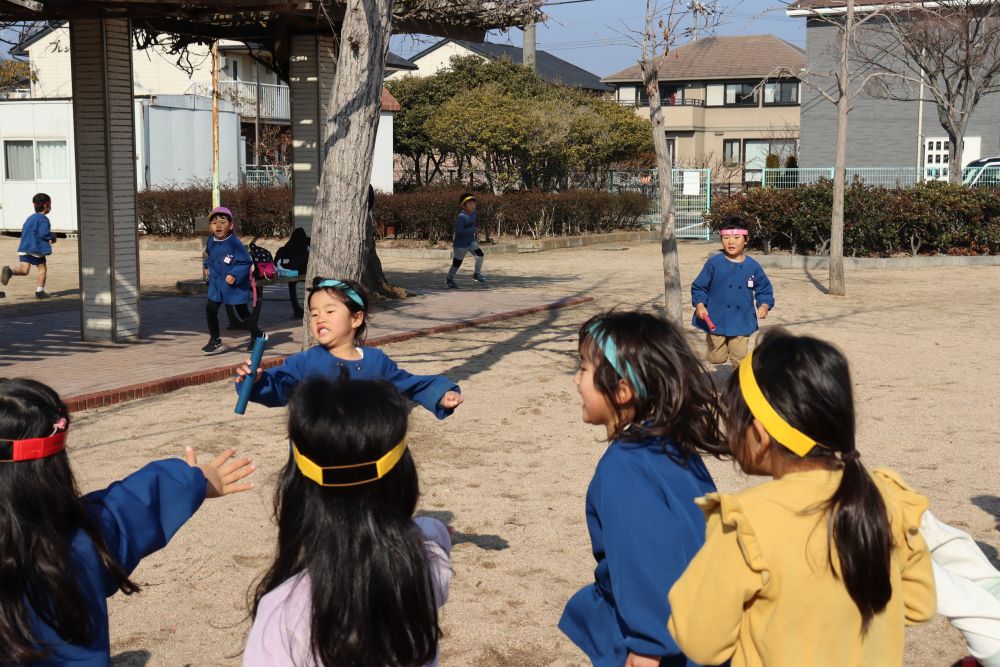 本番はタスキですが、今日はバトンで練習
応援をしている子も一生懸命です