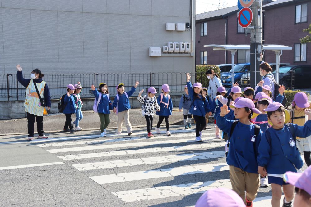 2回ほど走ったら尾道東公園に移動

もうすぐ小学生になる年長さん、日ごろのマラソンやお散歩で培った交通安全意識
歩いての通学も大丈夫そうです