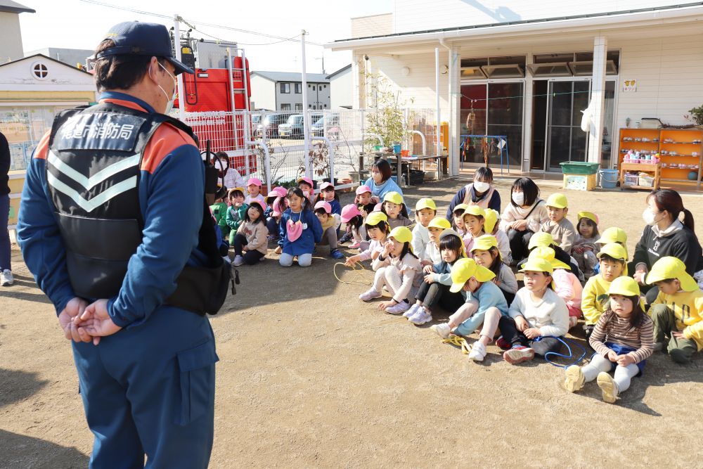 今日は消防士さんに来園してもらって防火訓練をしました
避難の訓練、通報の訓練、消火の訓練、実際の火災を想定して
「自分の身を守るため」「大切な人を守るため」
大人も子どもも真剣です