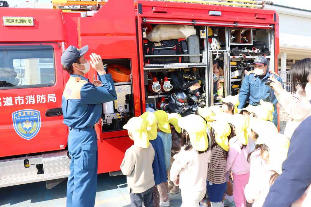 訓練が終わると消防車見学
「これは何？」と、子ども達は興味津々
消防士さん、一つひとつ丁寧に教えてくれました