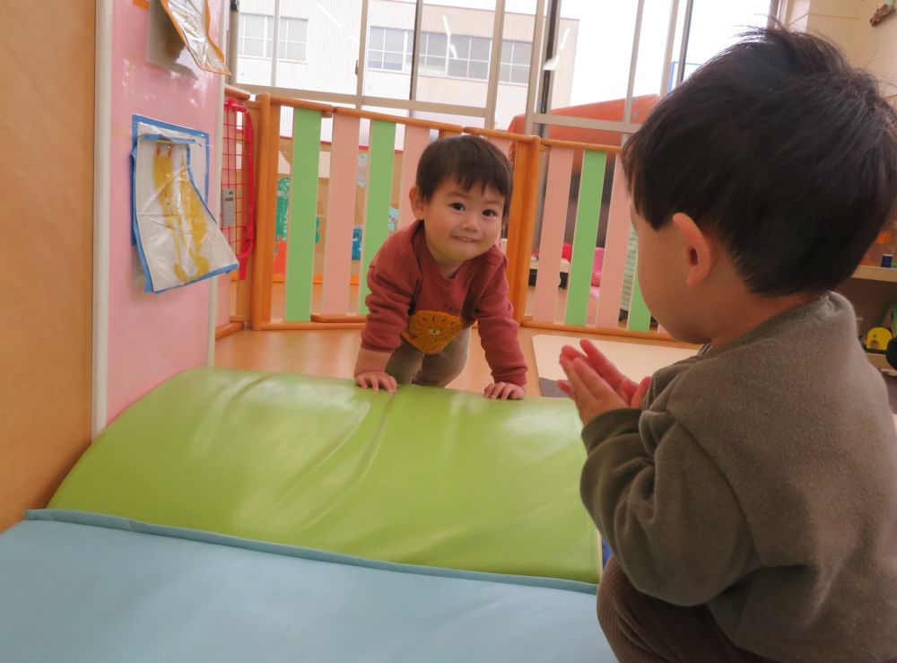 応援したり・・・
　　がんばれ～！！

室内でも、しっかり体を動かしてるよ💗