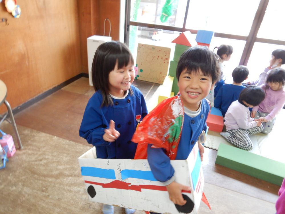 「病院へ行きます！乗ってください！！」
「つきました！お医者さんみてください！！」
救急隊員になりきって沢山の患者さんを運んでくれました♪