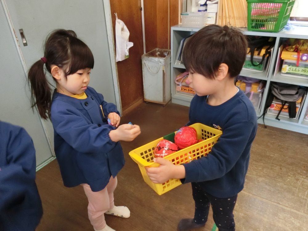 「いらしゃいませ～こっちに並んでください♪」
「ボールは１人２個ですよ☆」

ボールが的に当たると
「〇個おちたよ！すごい♪」と褒めたり
拍手をしたり盛り上げてくれました☆
