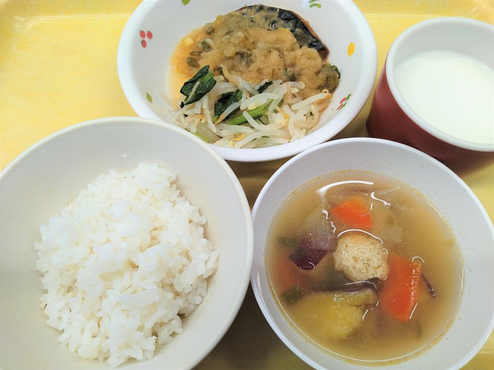 麦ご飯

さばのみぞれ煮

ゆで野菜

さつま汁

牛乳