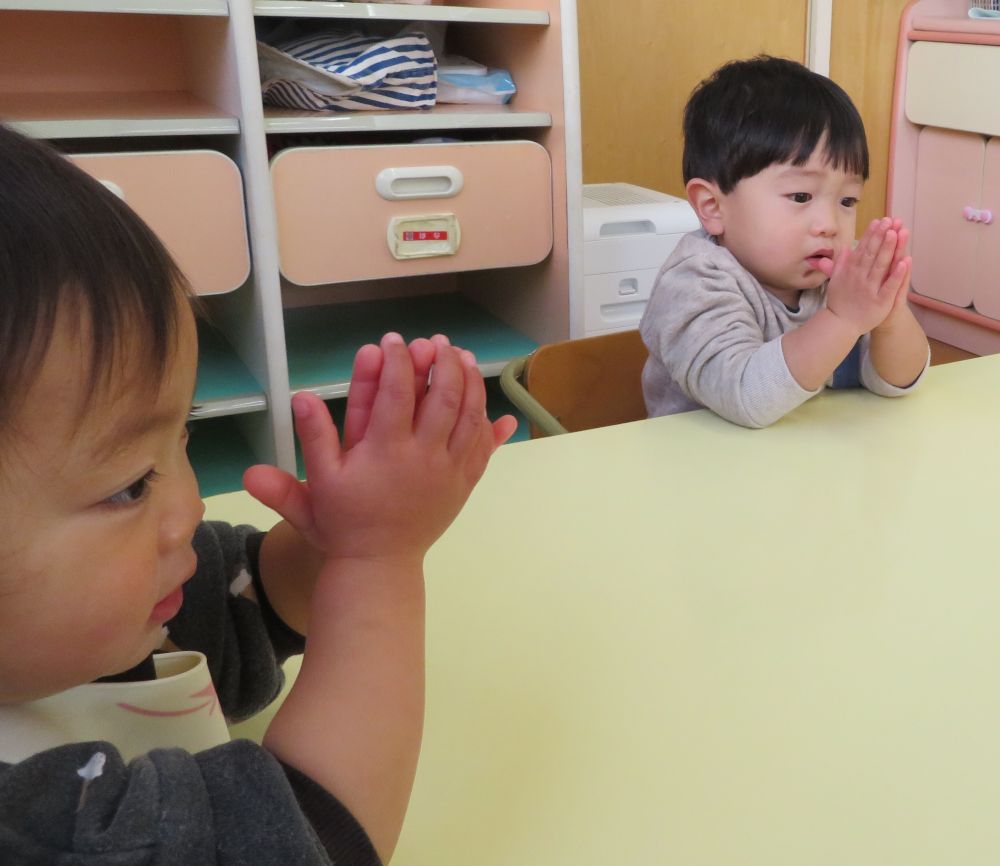 まだまだ寒い日が続きますが、元気いっぱいのすいみい保育園のこどもたち。
毎日給食を楽しみにしてくれて「今日の給食は何？」と聞きにきたり、窓から覗いたり・・・
みんなどんな様子で食べているのか見に行ってみました。

まずうさぎ組さんのところに行きました。
入園当初は離乳食を食べていた子たちも今では普通食に。
席に座るときちんと手を合わせて「いただきます」
とても上手ですね♡