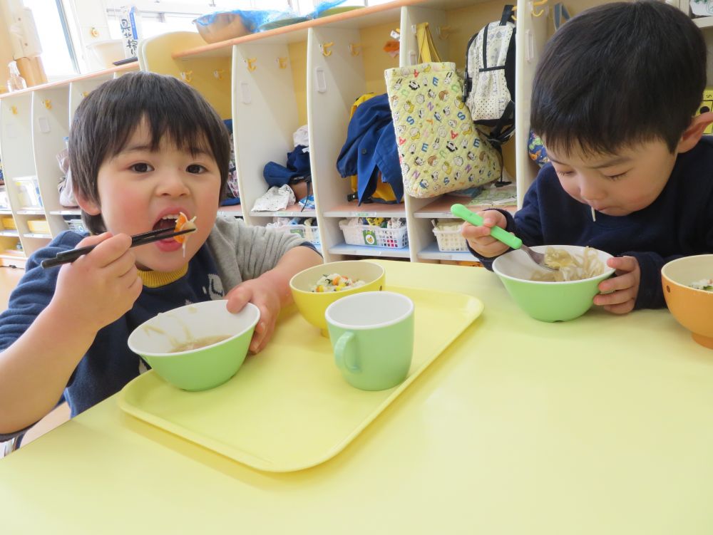 最後にりす組さん。
秋に箸に移行してあっという間に上手に食べられるようになりました。
今日はビーフンがありましたが、簡単に掴んでいましたよ。
「見てて～！！」と嬉しそうに食べてくれました♡

それぞれのクラスのいろんな場面で成長を感じます。
給食の時間にもたくさんできることが増えていきました。
もうすぐ次のクラスへ上がります。
これからのみんなの成長が楽しみです♪
