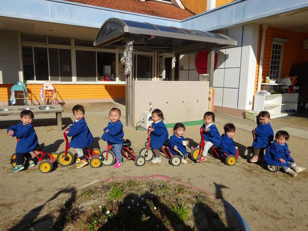 その後は最近乗ることができるようになった
三輪車へ・・・。
みんなで列になって進む姿が可愛くて・・・♡
陰から先生達が必死に呼ぶ姿が・・・(笑)
子どもも大人も大満喫の園庭遊びです!