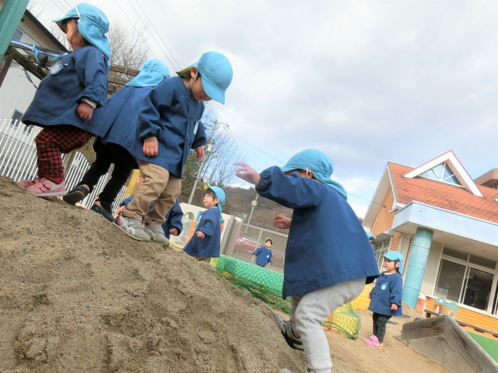 砂場にできた大きな砂山・・・
先に登ったSくんがＲくんを見守っています。
重心を前にして一歩一歩登っていきます！
