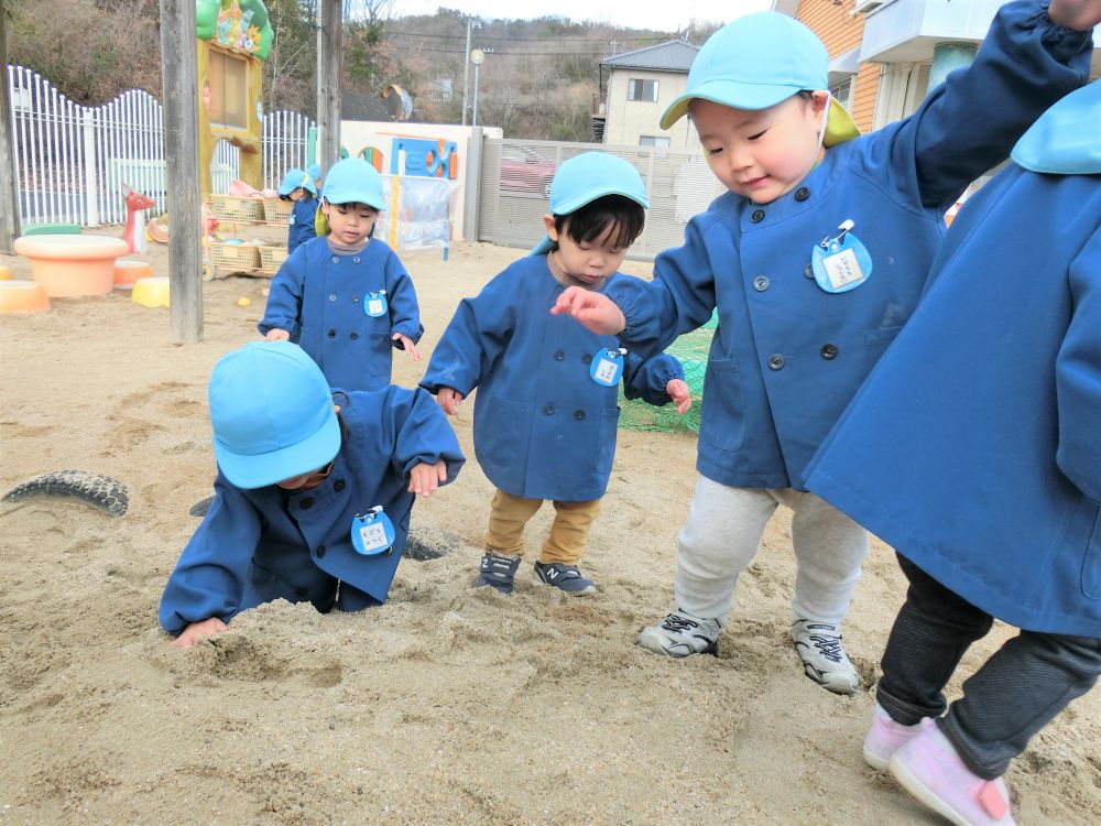 おっとっとっとっと～
子ども達にとっては少しの傾斜でも身体のバランスが・・・
足に力を入れて転びそうになったら手を伸ばして持ち直します。