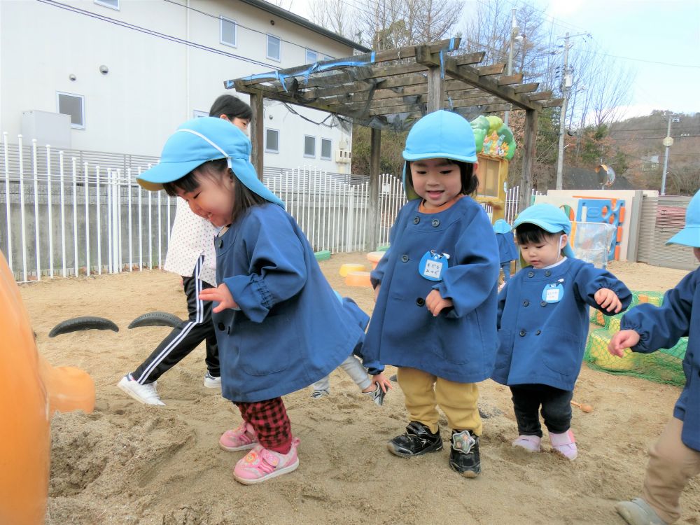砂山に登りきるとニッコリ笑顔・・・
柔らかい砂の感触に何度も足を運んでいました♡