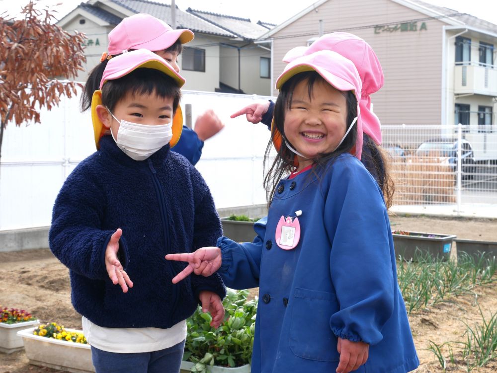 まだまだ寒い日が続きますが・・・
お日様の光でぽかぽか暖かい日も♡
そんな日は園庭に出てそれぞれが好きな遊びを楽しんでいます

『じゃんけんぽん！あっちむいてホイ！』
第三園庭のタイヤの山の上で・・・
『高いところであっちむいてホイしたら楽しんだよ』
高いところがあると思わず登りたくなる子どもたち
