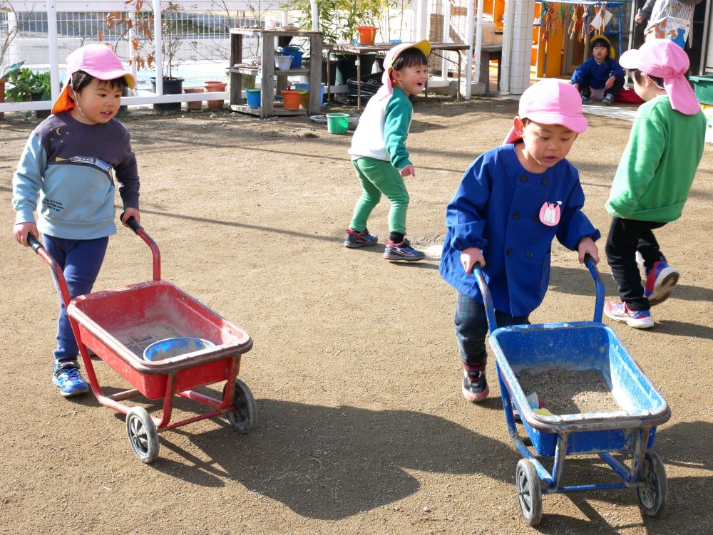 『ピッピー！こっちは工事中です』
『了解です！』
『今から砂を運びまーす！』
乗り物や工事現場で仕事をしている人に憧れる男の子たち
これぞ男のロマン♡