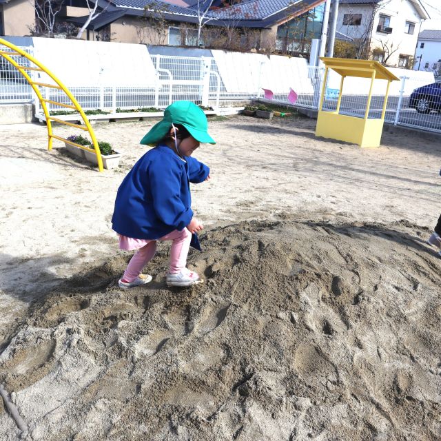 ＊　２歳児   　砂山で遊ぼう　＊