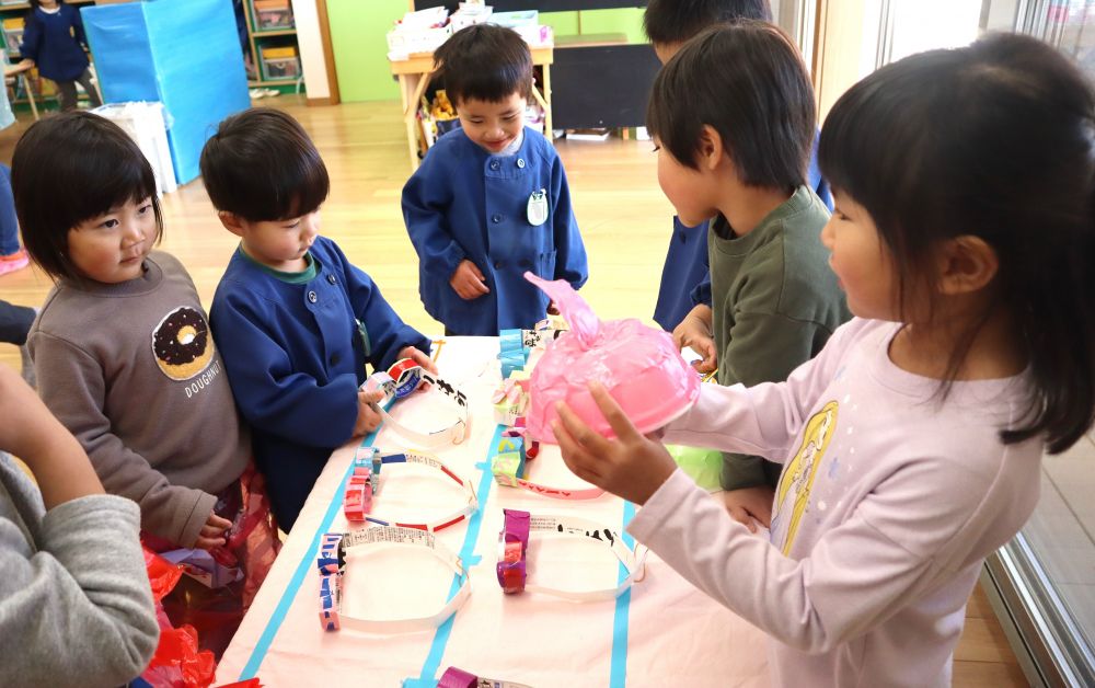 「おいでおいでー！」
「いらっしゃいませー！」
元気いっぱいのお店屋さんの声に誘われて、
遊びに行ってきました♡

あいどる屋さんに行くと、
ステキな帽子やめがねが・・・☆

「この帽子、うさぎさんよ♡かわいいよ♡」
おすすめを教えてくれるゾウ組のAちゃん♪
