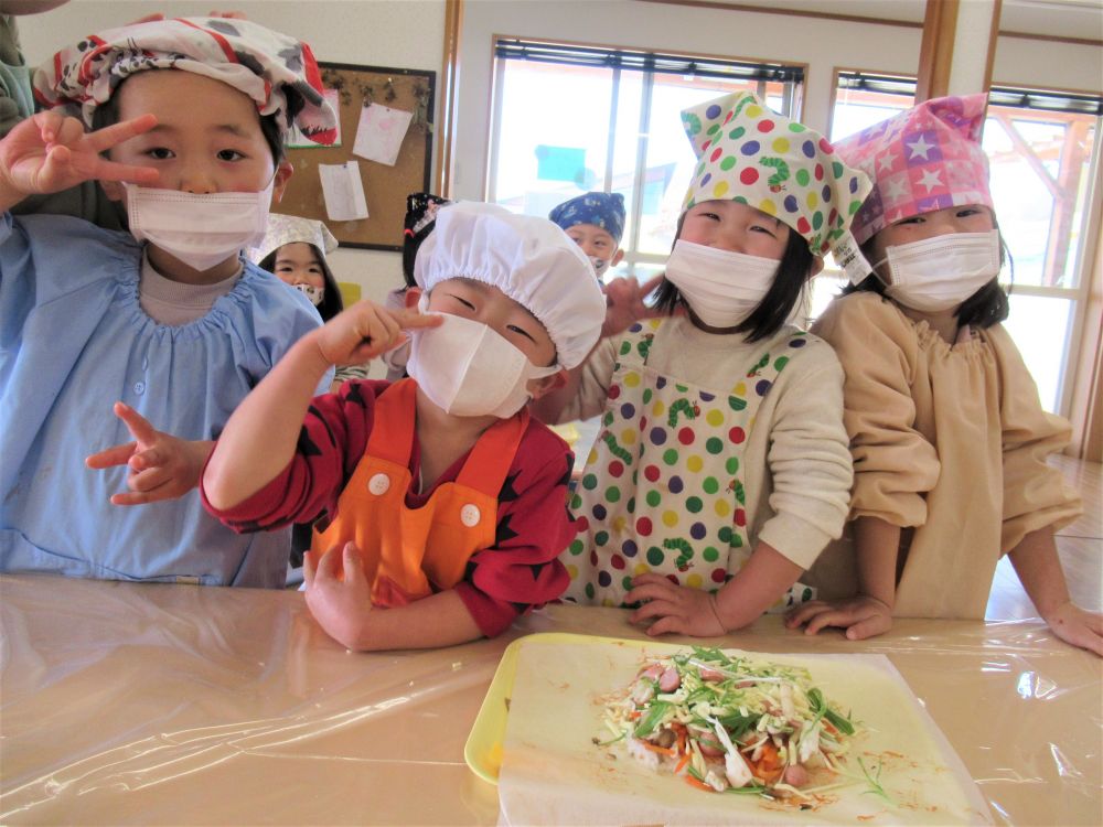 今日のライスピザは冬野菜たっぷりです☆

白菜・人参・水菜・まいたけ・エリンギ、そしてみんな大好きウィンナーとチーズ♡
きのこや水菜は自分たちで好きな大きさにちぎっていきます。
「エリンギかったいねぇ」
「水菜ちぎるの楽し～い」
あっという間に“盛り盛りピザ”に♡
みんな、彩りもキレイにのせてくれました♪

あとは給食室で焼いてくるね。