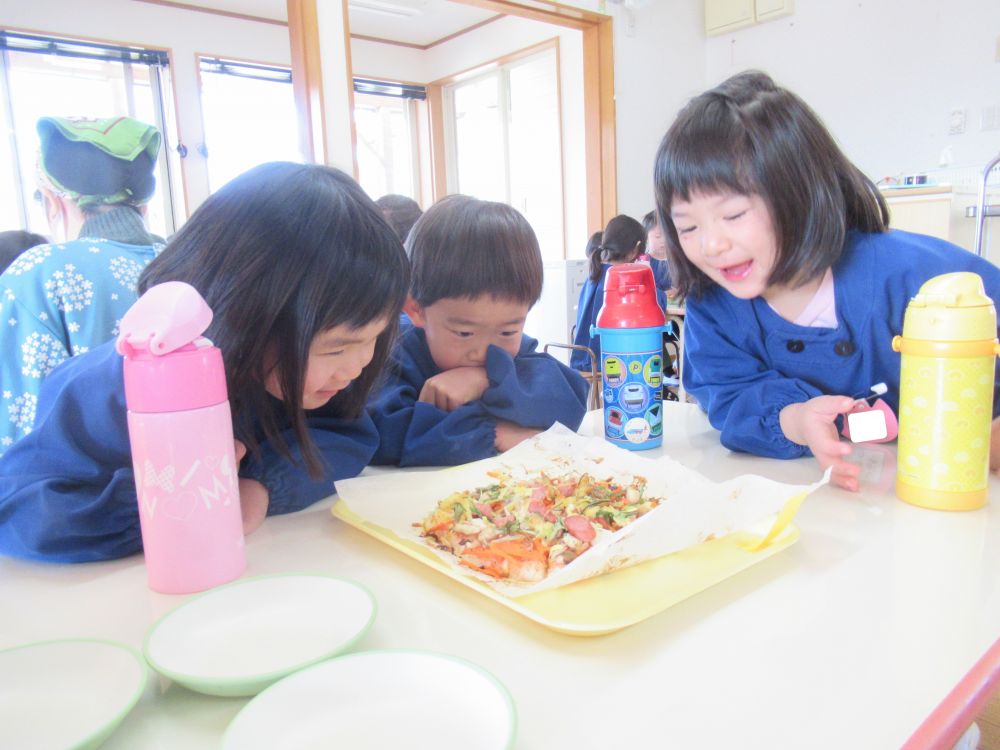 １５分後・・・
自分たちの作ったピザが焼き上がりました♡

給食先生に切り分けてもらうまで、目の前のピザを見ながら
「わぁ～、おいしそ～」
「いい匂いだねぇ」
友達と感想を伝え合っています。

「早く食べた～い！！」
ちょっとうずうず(笑)