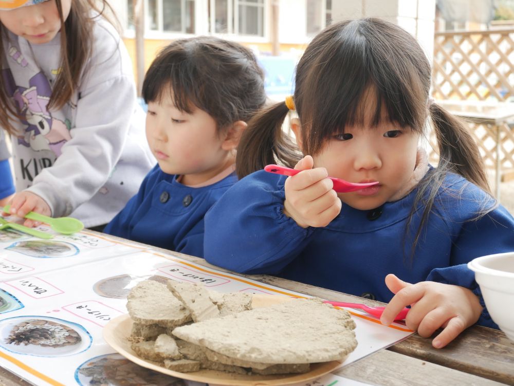 楽しみにしていた２月のお誕生日会
大きいクラスのお兄ちゃんやお姉ちゃんの部屋に行くのは
ドキドキするけど・・・でもやっぱり楽しみな気持ちが大きいようです
さっそくゾウ組の部屋に出発！
さっそく靴箱の前に可愛いカフェが見えて
一目散にテラス席に座るYちゃん
「これ！！」と指さしたのはホットケーキ
美味しそうに何度も食べるフリをするYちゃん