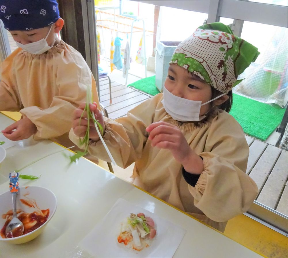 次に、ご飯にケチャップを塗りましょう。
そして冬野菜をのせましょう。

「これ、白菜よね？」
「食べたことあるよ♪」

山盛りに野菜をのせていく子も・・・
「これ、食べれるのかな？」
と聞くと
「うん！！食べれるよー♡」
頼もしい返事がきました。