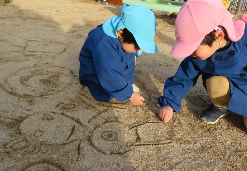 ー地面にお絵描きー

「なに、かいてるの？」
「せんせいだよ。これは、おへそ！！」
　　　・・・えっ、はだか？！
「あっ、くつをかかなくちゃ！！」
　　　・・・靴は、履かせてくれるのね♪
