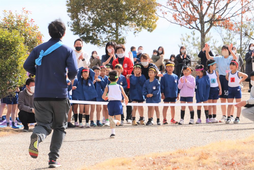 今年も皆様のおかげでマラソン大会をおこなう事ができました

キリン組のみんなは毎日のマラソンや遊びで培ってきた力を発揮します
一人ひとり、一生懸命に走る姿を見るだけで感動します
写真は最後のランナーがゴールをする様子

誰一人途中であきらめることなく最後まで走り抜きました
