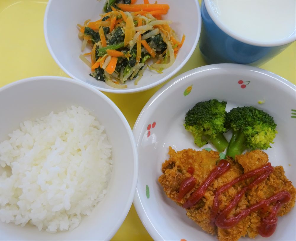 ご飯

チキンカツ

ゆでブロッコリー

三色野菜のナムル

牛乳