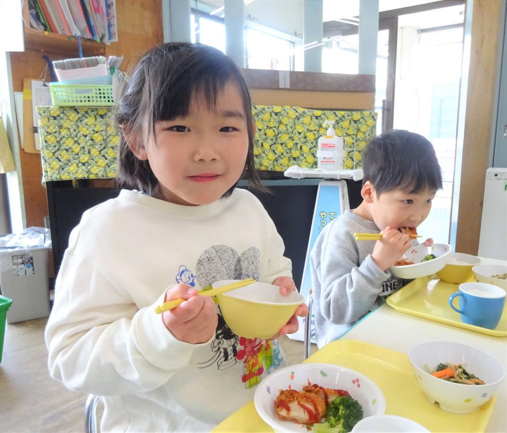 今日から3月✿です。
今月の給食はキリン組さんからのリクエストメニューがたくさん
入った献立になっています。

今日はみんな大好き【キチンカツ】です！

「わーーーこれ好きなやつー♡」
「いっぱい食べよー」
