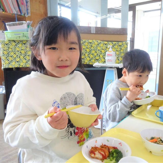 ＊　給食時間の様子　（門田認定こども園）　＊