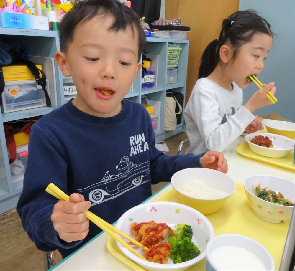 キリン組さんとの給食時間も残り1ヶ月・・・
園の味をしっかりかみしめて・・・

