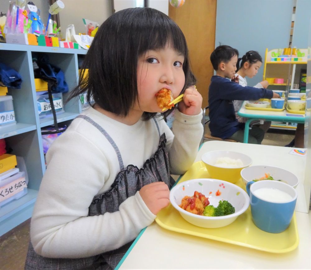 給食先生は子ども達から｢おいしいよ♡｣
と言われるといつも張り切って給食を作ります　笑

子ども達から元気をもらいながら愛情込めて、安心安全な給食を提供します！
明日の給食もお楽しみに♡