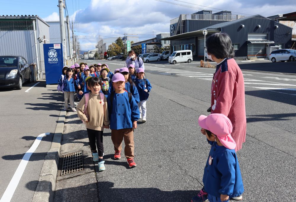 園生活も残すところ1ヵ月の年長キリン組さんたち
今日は姉妹園の【すいみい保育園】にやって来ました
すいみい保育園に入園して、ゆめはうす認定こども園に進級してきた子ども達はウキウキでのお散歩

ゆめはうす認定こども園から約４０分で到着
髙田先生とすいみい保育園の友達が途中までお迎えにきてくれました