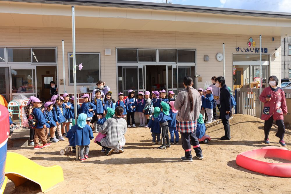 昼田園長先生たちもみんな喜んでくれました
赤ちゃんの時に入園してから、今では立派なお兄ちゃんお姉ちゃんになりました

すいみい保育園の友達も、「お兄ちゃんお姉ちゃんが遊びに来てくれた」と大喜び