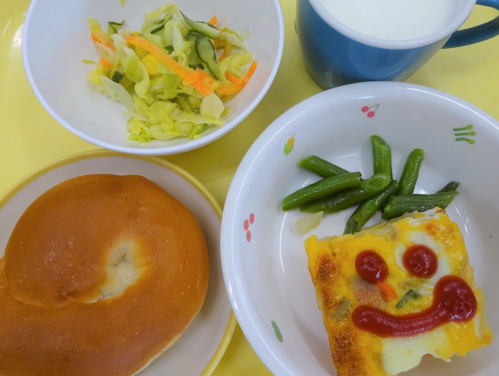 ロールパン

スパニッシュオムレツ

いんげんのソテー

コールスローサラダ

牛乳