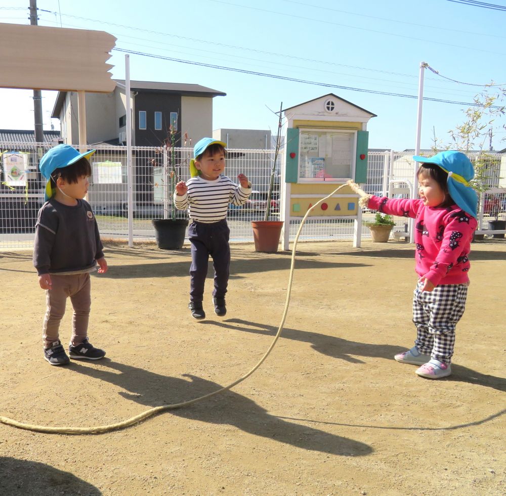 いつもお姉ちゃんやお兄ちゃんがやってるのを見ていたヒヨコ組さん

『Ｒちゃんがやるね！』と言って縄跳びの縄をクルクル！と回しているつもり…
縄に合わせてぴょんぴょん！と跳んでいるつもり…

でもとっても楽しそう♡

『次は僕！』『○○ちゃんがやりたい！』『かーわって！』『順番！』などなど
いつの間にか子ども達同士で会話しながら遊べるようになりました

