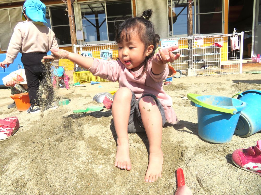 今日はポカポカ暖かい陽気でついつい靴を脱いじゃったUちゃん

足をすりすり砂場の感触を楽しむ…

『冷たいね…』『サラサラ…』『気持ちいいよ！』たくさんの思いを口に出しながら遊びました



