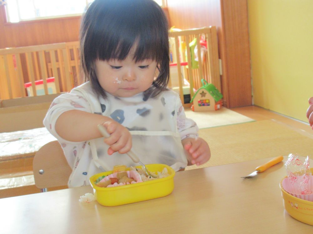 もくもくと食べ続けるRちゃん
大きなお口でパクパク食べあっという間に完食！！
ニッコリ顔でごちそさまをしていました