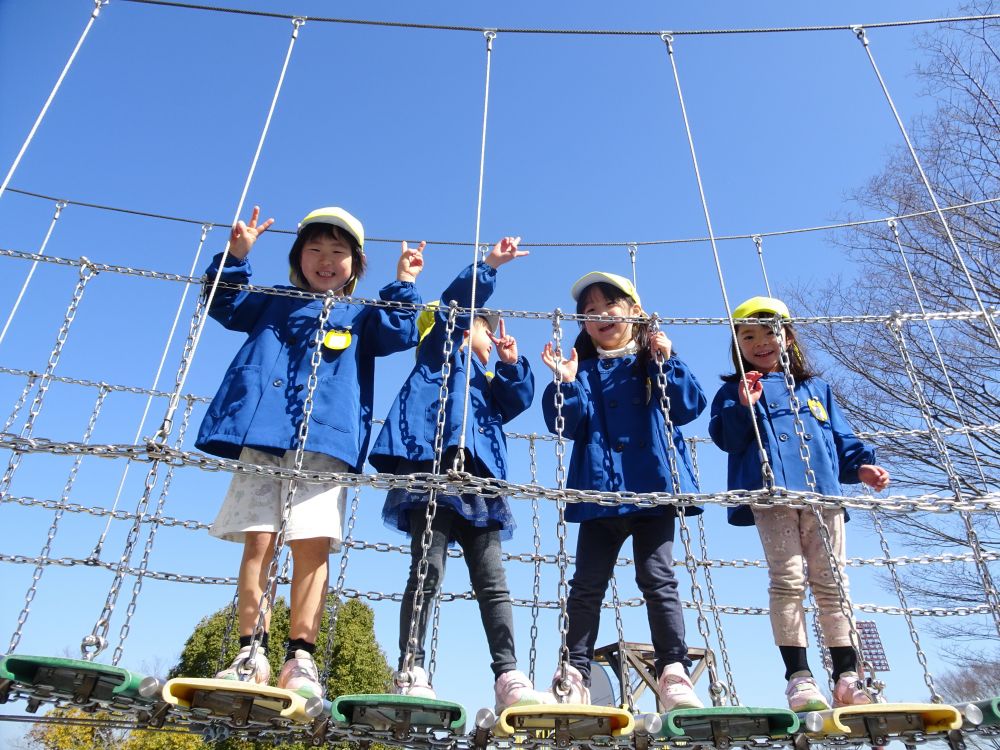 今日はまちに待った遠足の日♡

バスに乗ってびんご運動公園へ！

「楽しみすぎるね♡」
「ワクワクしてきた」
「楽しみすぎて今日は早く起きちゃったんだ～♡」
バス停に向かう途中、バスの中で会話がずっと弾む♡

びんご運動公園に着いて・・
遊具や迷路、芝生などなど
好きなものでみんなで思い切り遊ぶ！！

「みてみてこっちだよ！」
「こっちにいるよー♡」

