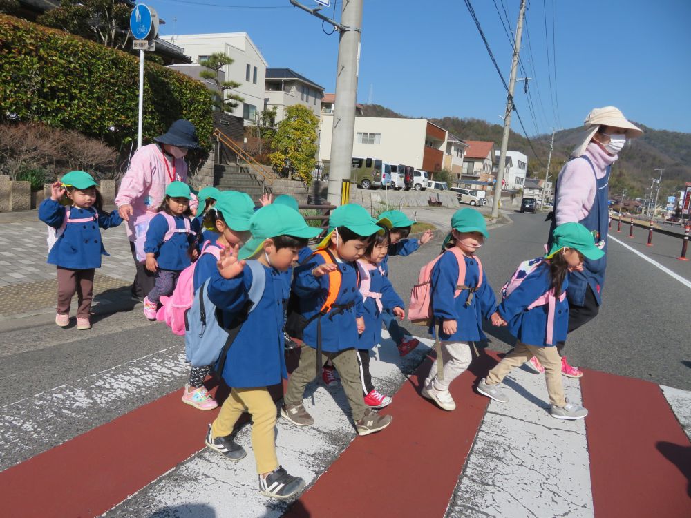 近くの公園までお散歩に出かけました。
救急車やトラックを見送りながらの散歩道。
横断歩道も手を上げて、上手に渡ります。