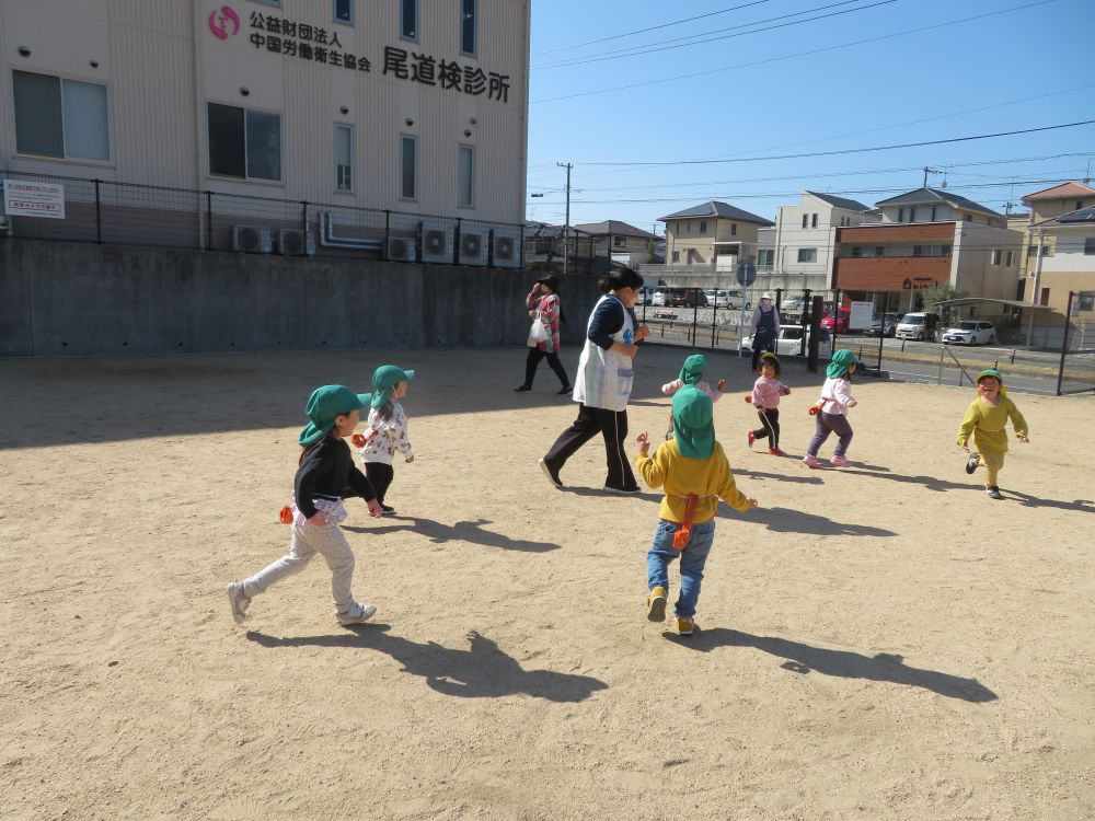 公園では、自分でシートを敷いておやつtime♪
おやつを食べたら、広~い公園で、思い切り走っちゃえ!!
追いかけたり追いかけられたり・・・しっぽを取られないように、にげろ~
走り疲れた子どもたちからは
「おなかすいた~!」
「おべんとうは~」
そんな声がちらほら・・・そろそろ帰ってお弁当にしようかな。