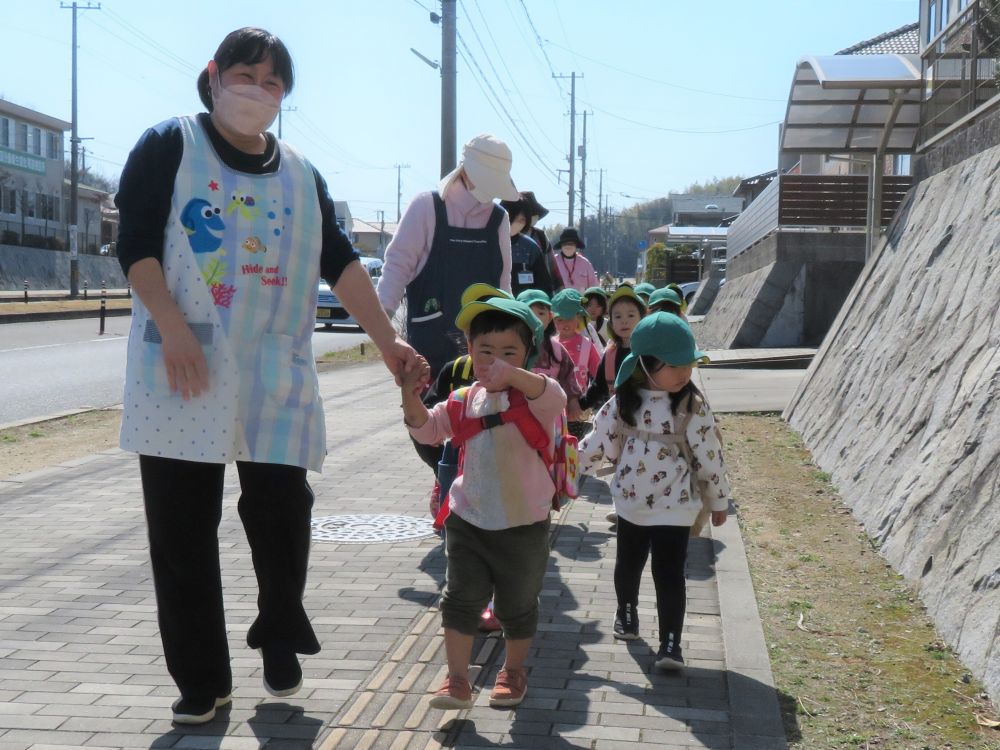 帰り道もしっかり手を繋いで歩きます。
保育園に帰ったら、お弁当食べようね!
