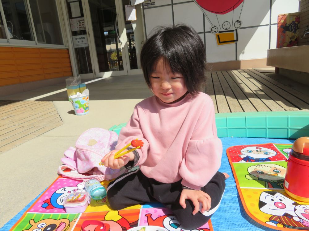 かわいいタコさんウインナーを箸で上手につまんで・・・
食べるのがもったいないけど～たべちゃう♡