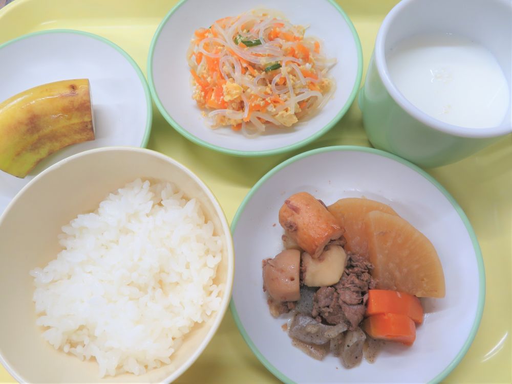 ご飯

おでん

春雨と炒り卵のサラダ

バナナ

牛乳
