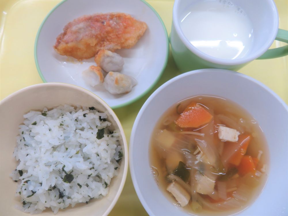 わかめご飯

揚魚レモン風味

ベイクド里芋

豆腐とえのきのすまし汁

牛乳