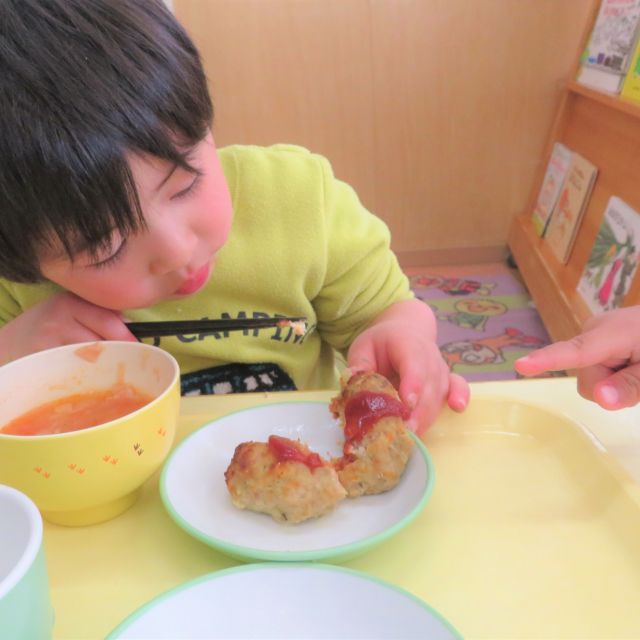 ＊　給食時間の様子　（すいみい保育園）　＊