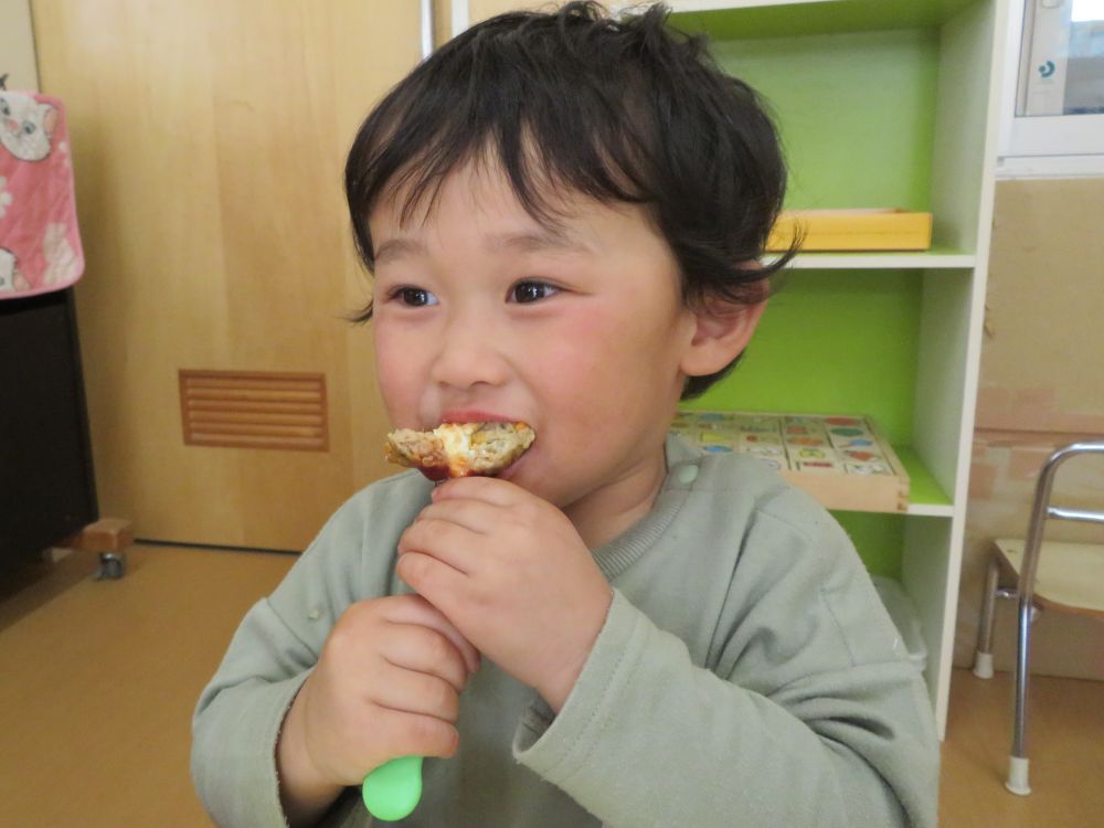 ひとくち食べると「おいし♡」の笑顔☺
あっという間に完食で「空っぽ!」と真っ白になったお皿を見せてくれる子もいました！
「また作ってね」とリクエストも♡
みんな大好きハンバーグ、また給食に出てくるかな♪
お家でも好きなものを入れて作ってみてくださいね☆

明日もみんなの好きな給食です♡
みんなの笑顔をみるのが楽しみです♡

