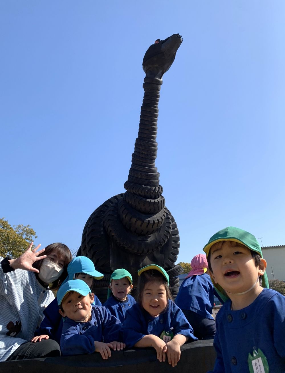 恐竜公園に遊びに行きました♪

　恐竜さん、こんにちは！！