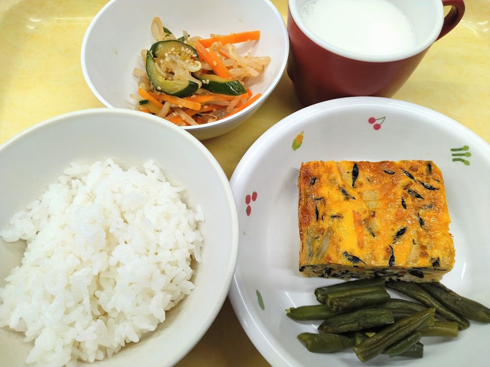 ご飯

千草焼

いんげんのソテー

もやしのナムル

牛乳