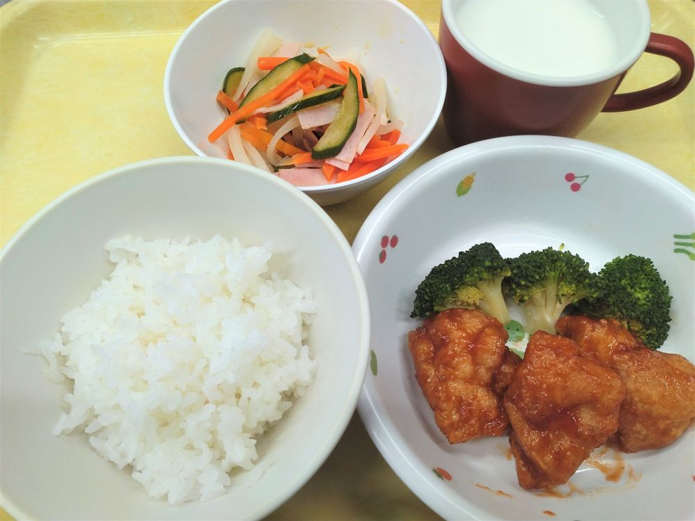 ご飯

鶏肉の甘辛あげ

ゆでブロッコリー

大根マリネ

牛乳