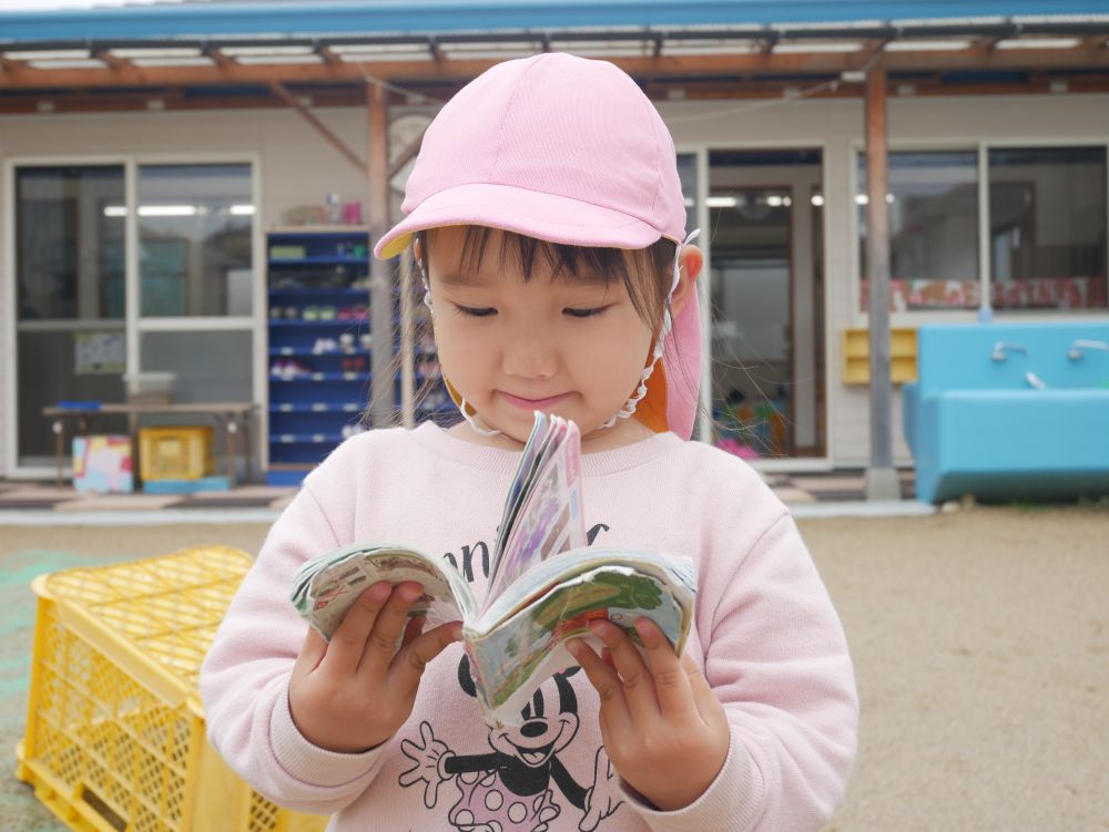 『チューリップは何色が咲くのか調べてみる』
とⅯちゃん
花や虫が大好きなⅯちゃん
いつも図鑑を片手に持って園庭を散策しています
自分で調べて知ろうとする姿が素敵です♡